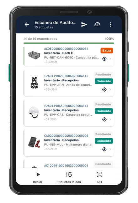 Conteo de auditoría en un lector RFID de mano: cada ítem leído aparece con su foto y su estado de coincidencia.